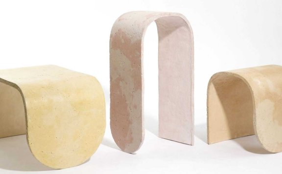 J Byron-H设计的弯曲凳子是用粉彩混凝土制成的