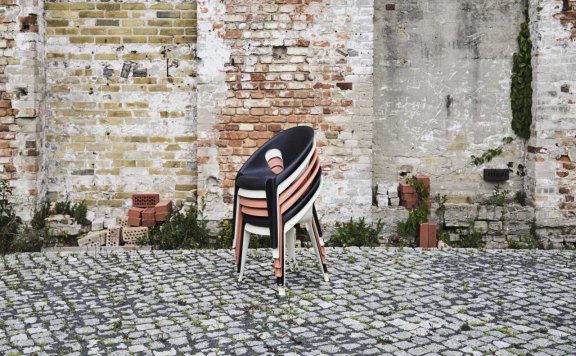 贝尔椅子是无处不在的塑料椅子的现代重申