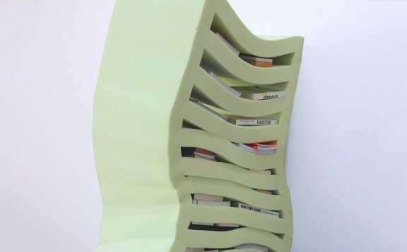 泡沫软件家具根据其内容而变形和下垂