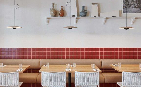 珀斯的Dough Pizza餐厅内有烧焦的红色瓷砖和粗麻布