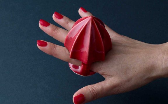 用这些指环和指关节榨汁器挤压新鲜果汁