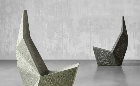 六个雕塑般的混凝土座椅，包括液体状的椅子和压扁的长凳