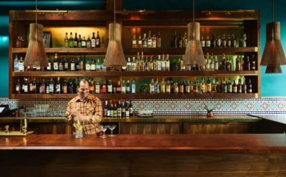 Heliotrope Architects在西雅图设计了Rupee Bar餐厅