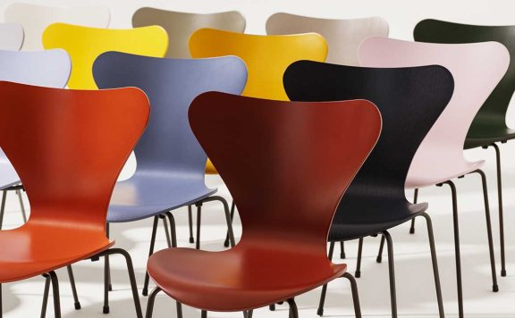 Arne Jacobsen的堆叠椅子发布了16种新颜色
