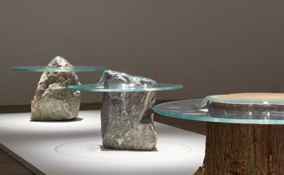 Paul Cocksedge设计的下陷式家具以压在岩石上的玻璃为特色