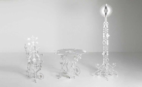 装饰家具系列被装饰到“无功能的程度”