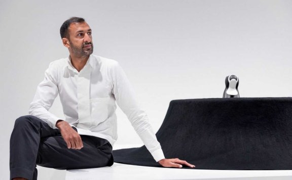 阿西夫·汗(Asif Khan)设计的黑色毛毡桌子,狗狗可以依偎在里面