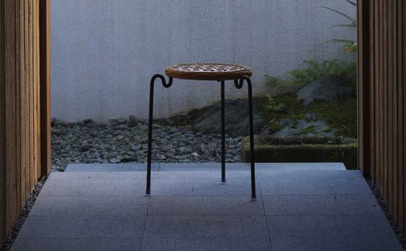 Vegahouse设计了带可移动座椅的编织竹凳