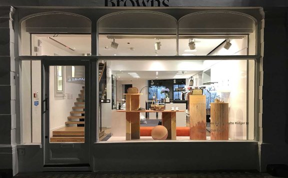 夏洛特·基德(Charlotte Kidger)为Browns Fashion创建标志性的橱窗展示