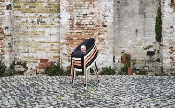 KONSTANTIN GRCIC 为MAGIS设计的BELL CHAIR由工业废料制成