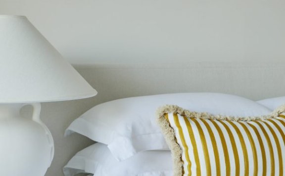 露西·蒙哥马利(LUCY MONTGOMERY)推出了台灯和手绘纺织品的首个系列