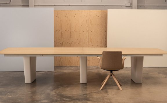 Estudio Andreu为Andreu World设计的Status桌子