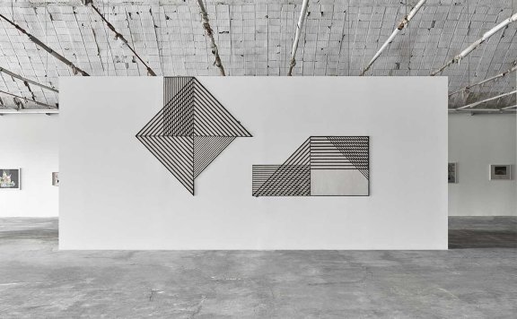 Tramato地毯系列采用图形黑色+白色