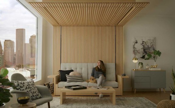 从天花板降下可变成床的沙发