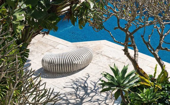 Ribs长凳在户外呈现出曲线