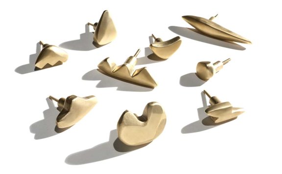 Elemental Holds黄铜五金为抽屉和柜子带来雕塑感