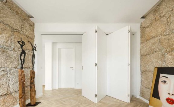 让原始石墙装饰寓所,在简洁当代与粗犷自然之间