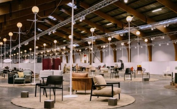 “Please”，在比利时室内双年展超过200把椅子的展览