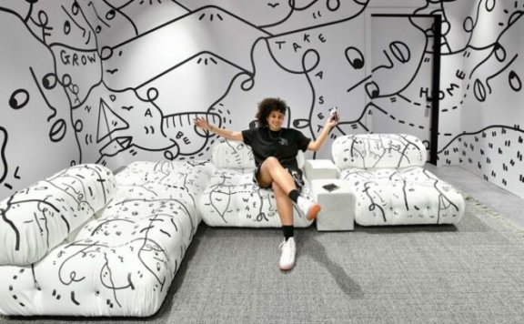 意大利家具品牌B&B Italia：Camaleonda 是 Shantell Martin 的新画布