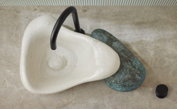 Kohler 和 Daniel Arsham 设计了一个灵感来自“Rock”的3D打印陶瓷水槽