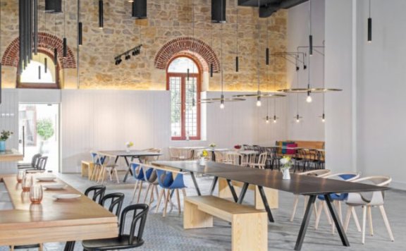 意大利家具品牌：Pedrali 庆祝标志性的 Arki-Table 诞生10周年