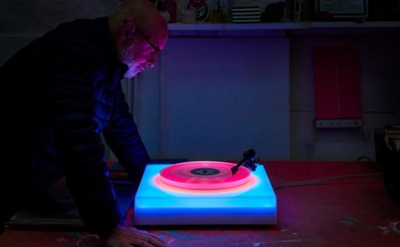 Brian Eno 的 LED 变色转盘唱机营造出一种氛围