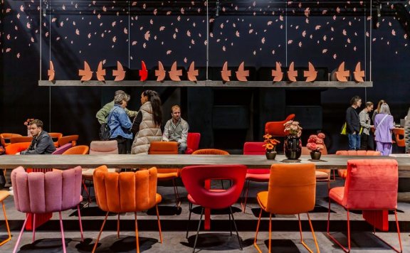 颠覆传统:意大利米兰家具展的材料创新与设计美学