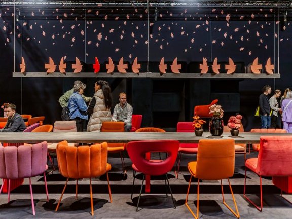 颠覆传统:意大利米兰家具展的材料创新与设计美学